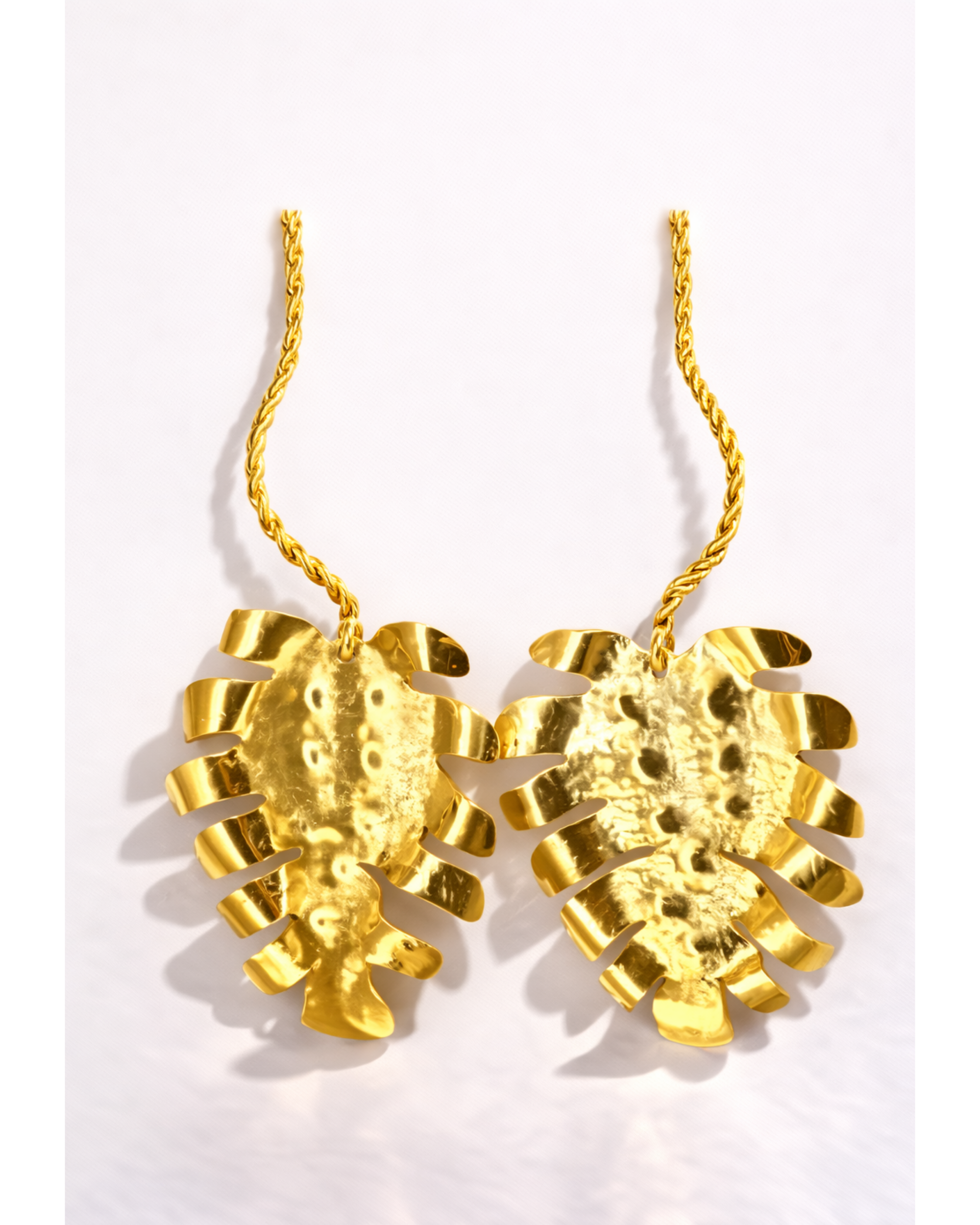 Aretes Hoja Esculpida Dorada AC28